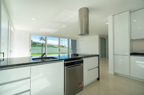 Moradia V3 com piscina e garagem a 5 minutos das praias