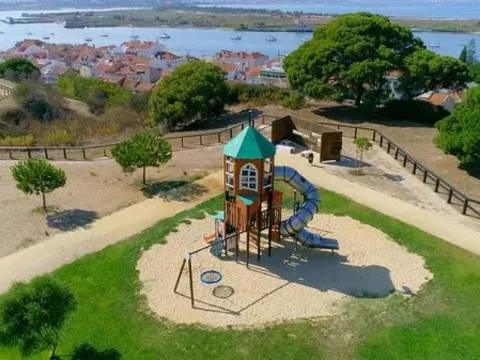 Transforme história em rentabilidade Prédio para reconstrução a poucos metros do passadiço à beira rio no Seixal