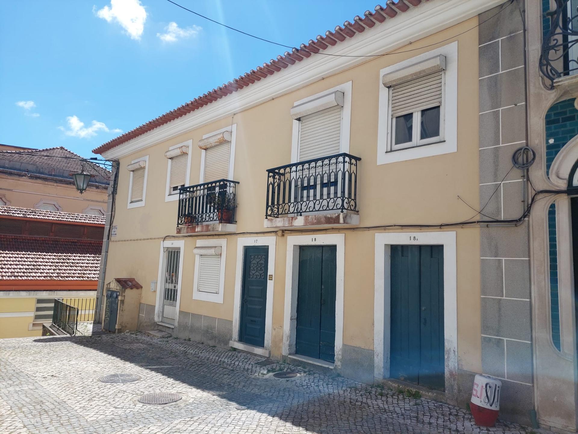 Prédio devoluto para reabilitação - junto à icónica Praça da Fruta das Caldas da Rainha