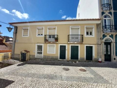 Prédio devoluto para reabilitação - junto à icónica Praça da Fruta das Caldas da Rainha