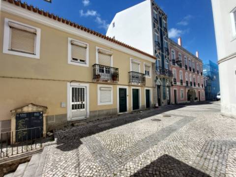 Prédio devoluto para reabilitação - junto à icónica Praça da Fruta das Caldas da Rainha