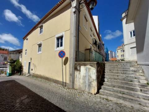 Prédio devoluto para reabilitação - junto à icónica Praça da Fruta das Caldas da Rainha