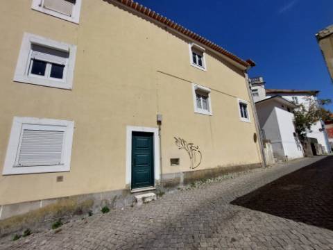 Prédio devoluto para reabilitação - junto à icónica Praça da Fruta das Caldas da Rainha