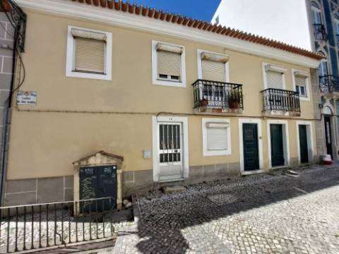 Prédio devoluto para reabilitação - junto à icónica Praça da Fruta das Caldas da Rainha