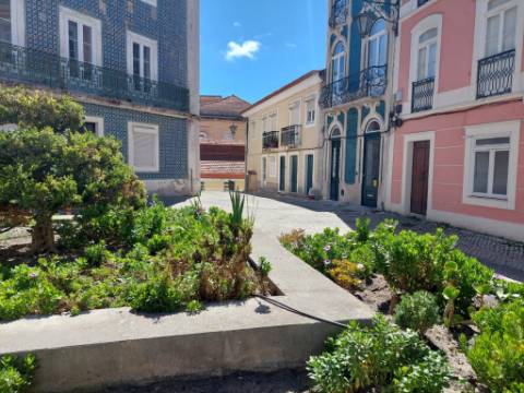 Prédio devoluto para reabilitação - junto à icónica Praça da Fruta das Caldas da Rainha