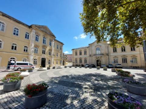 Prédio devoluto para reabilitação - junto à icónica Praça da Fruta das Caldas da Rainha