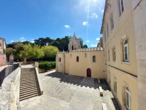 Prédio devoluto para reabilitação - junto à icónica Praça da Fruta das Caldas da Rainha