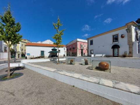 Prédio devoluto para reabilitação - junto à icónica Praça da Fruta das Caldas da Rainha