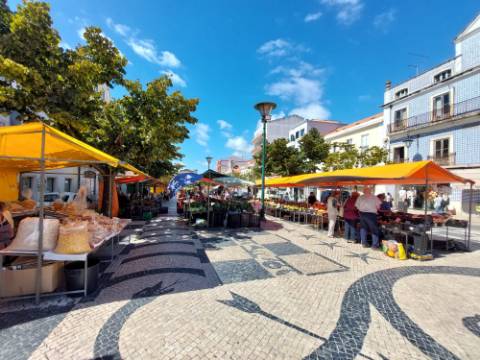 Prédio devoluto para reabilitação - junto à icónica Praça da Fruta das Caldas da Rainha