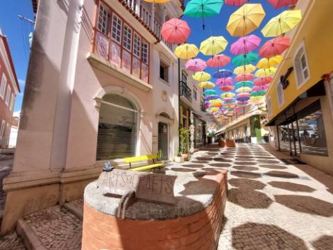Prédio devoluto para reabilitação - junto à icónica Praça da Fruta das Caldas da Rainha