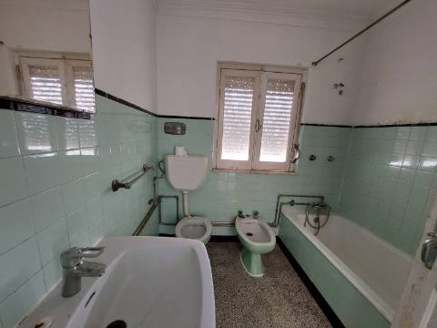 Prédio devoluto para reabilitação - junto à icónica Praça da Fruta das Caldas da Rainha