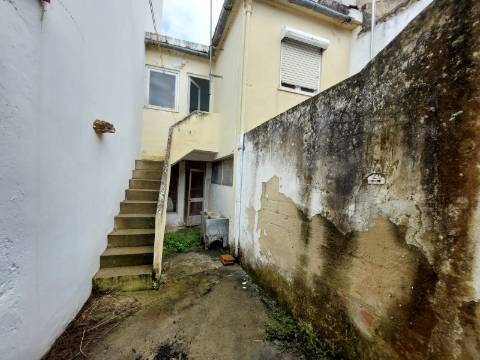 Prédio devoluto para reabilitação - junto à icónica Praça da Fruta das Caldas da Rainha