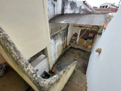 Prédio devoluto para reabilitação - junto à icónica Praça da Fruta das Caldas da Rainha