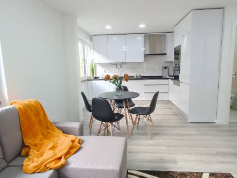 Oportunidade única em Benfica - apartamento T3 com logradouro, em remodelação total