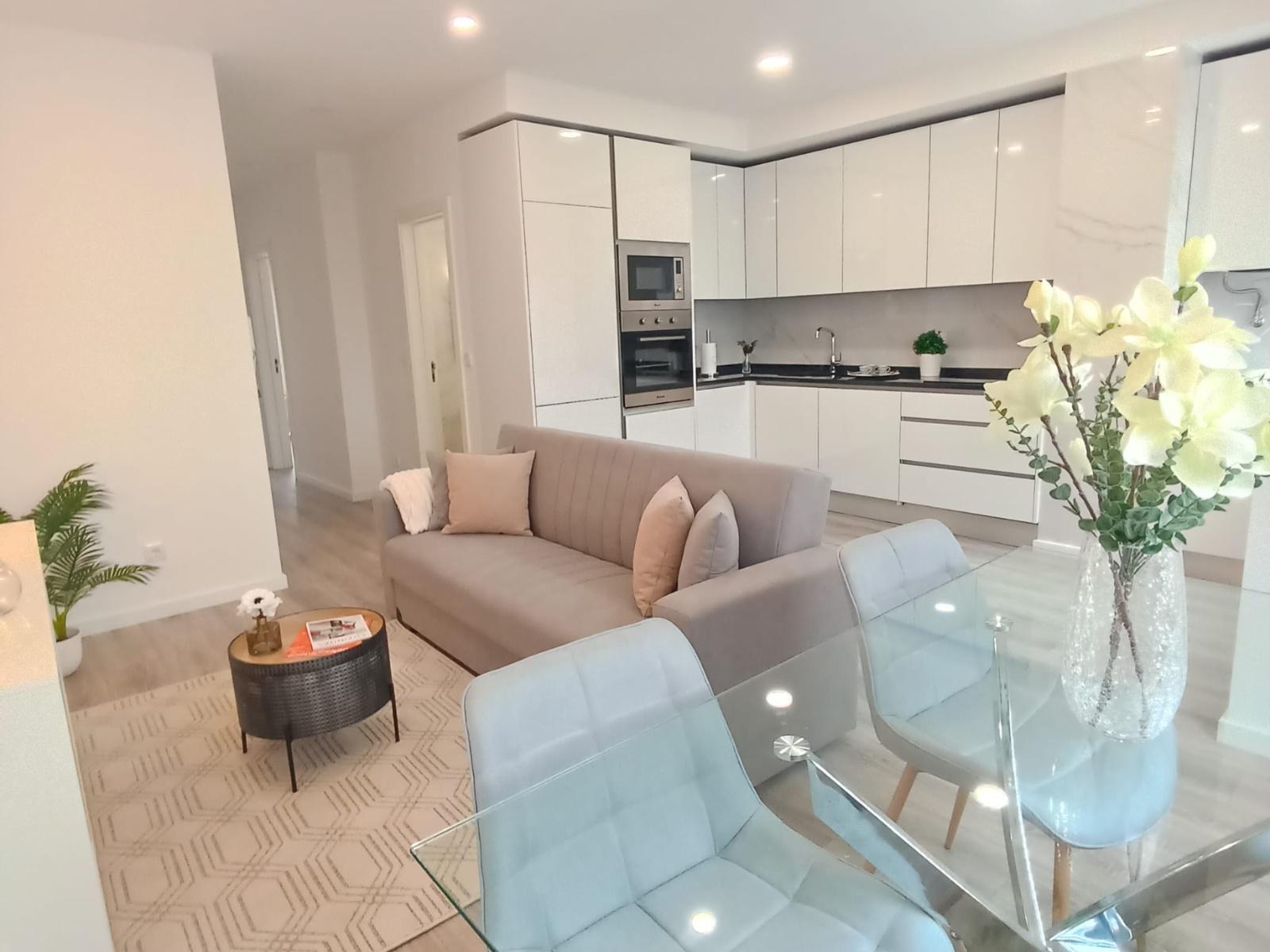 Apartamento T3 com varanda em remodelação total - Benfica