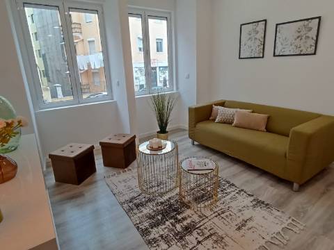 Apartamento T3 com varanda em remodelação total - Benfica