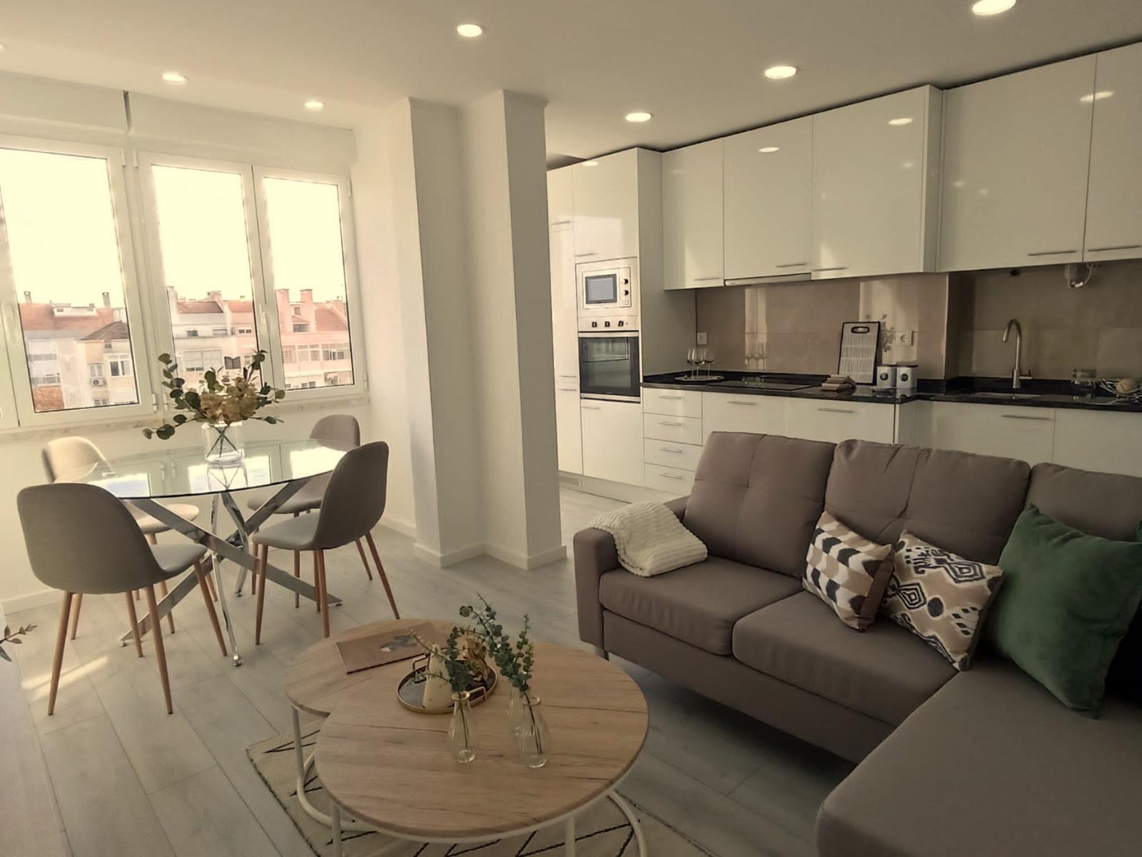 Apartamento T3 em remodelação total com varanda e estacionamento - Benfica