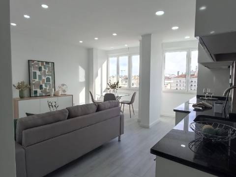 Apartamento T3 em remodelação total com varanda e estacionamento - Benfica