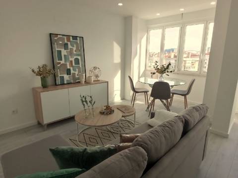 Apartamento T3 em remodelação total com varanda e estacionamento - Benfica