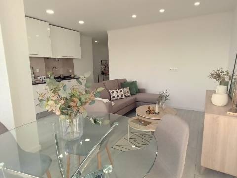 Apartamento T3 em remodelação total com varanda e estacionamento - Benfica