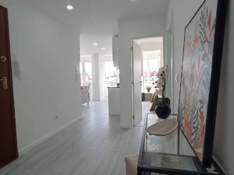 Apartamento T3 em remodelação total com varanda e estacionamento - Benfica