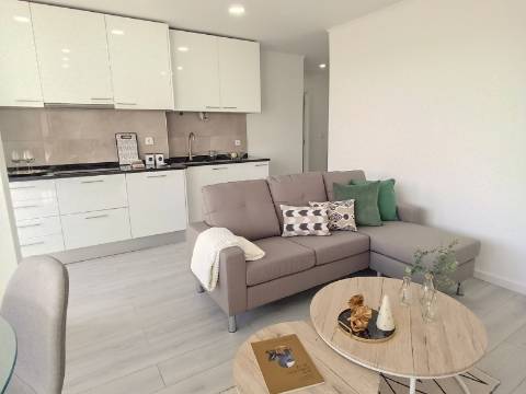 Apartamento T3 em remodelação total com varanda e estacionamento - Benfica