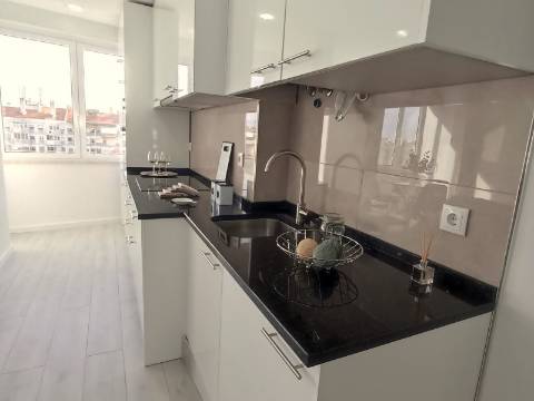 Apartamento T3 em remodelação total com varanda e estacionamento - Benfica