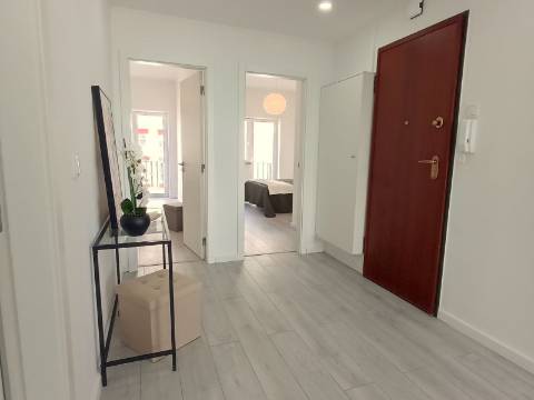 Apartamento T3 em remodelação total com varanda e estacionamento - Benfica