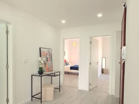 Apartamento T3 em remodelação total com varanda e estacionamento - Benfica