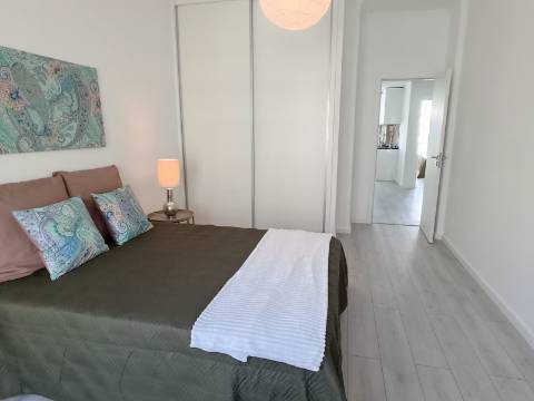 Apartamento T3 em remodelação total com varanda e estacionamento - Benfica