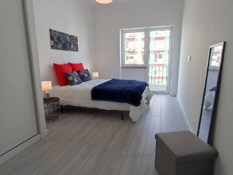 Apartamento T3 em remodelação total com varanda e estacionamento - Benfica