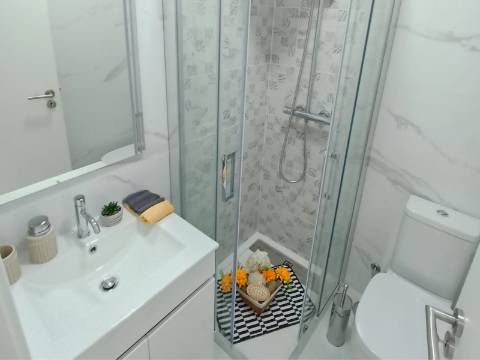 Apartamento T3 em remodelação total com varanda e estacionamento - Benfica