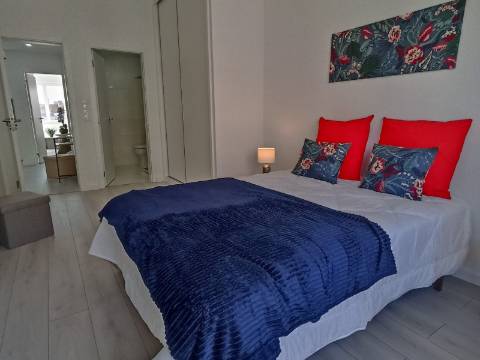 Apartamento T3 em remodelação total com varanda e estacionamento - Benfica