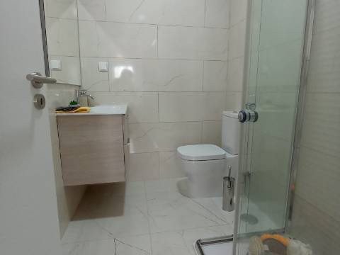 Apartamento T3 em remodelação total com varanda e estacionamento - Benfica