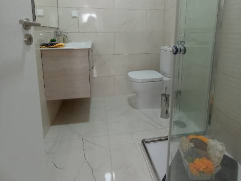 Apartamento T3 em remodelação total com varanda e estacionamento - Benfica