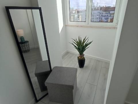 Apartamento T3 em remodelação total com varanda e estacionamento - Benfica