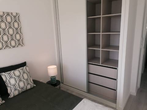 Apartamento T3 em remodelação total com varanda e estacionamento - Benfica