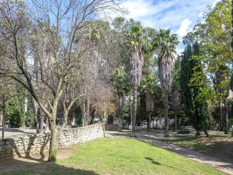 Apartamento T3 em remodelação total com varanda e estacionamento - Benfica