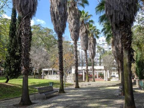 Apartamento T3 em remodelação total com varanda e estacionamento - Benfica
