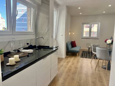 O apartamento que combina sofisticação, conforto e centralidade - o seu novo lar em Benfica espera por si