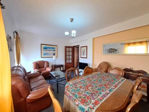 Apartamento T3 com elevador, em Peniche