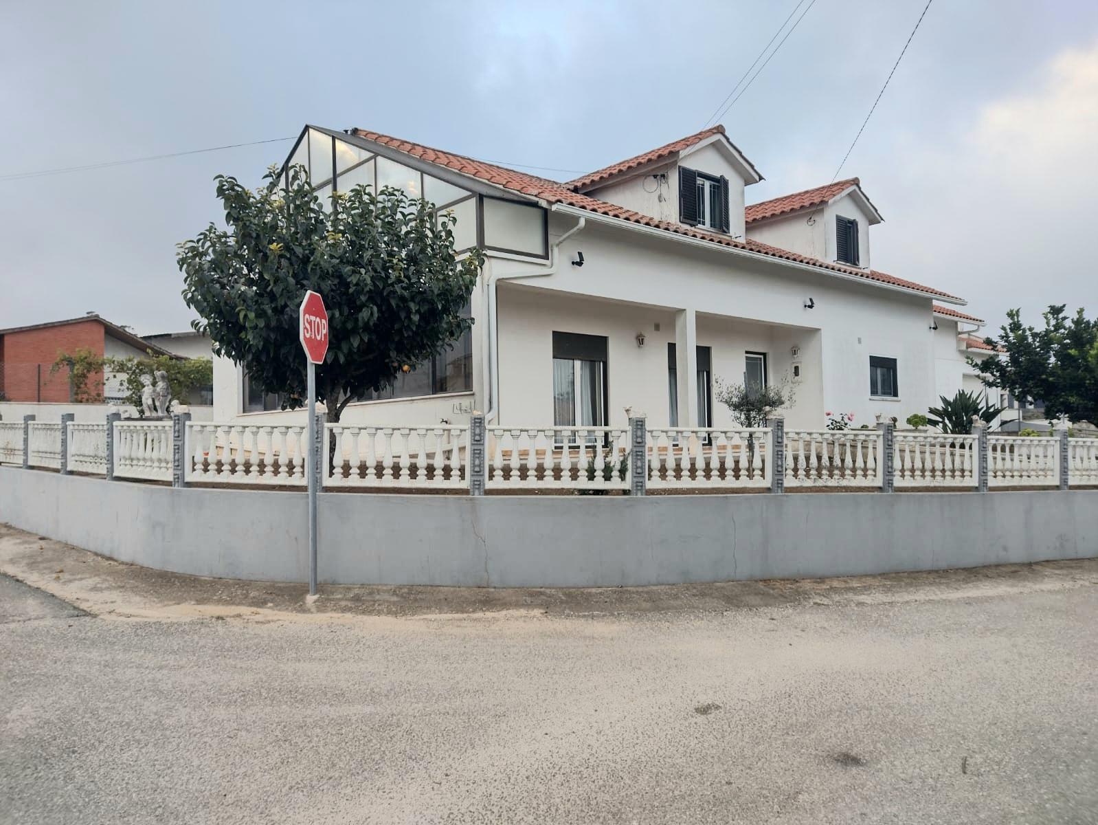 Moradia Bifamiliar com Jardim, logradouro e garagem, Chainça - Leiria