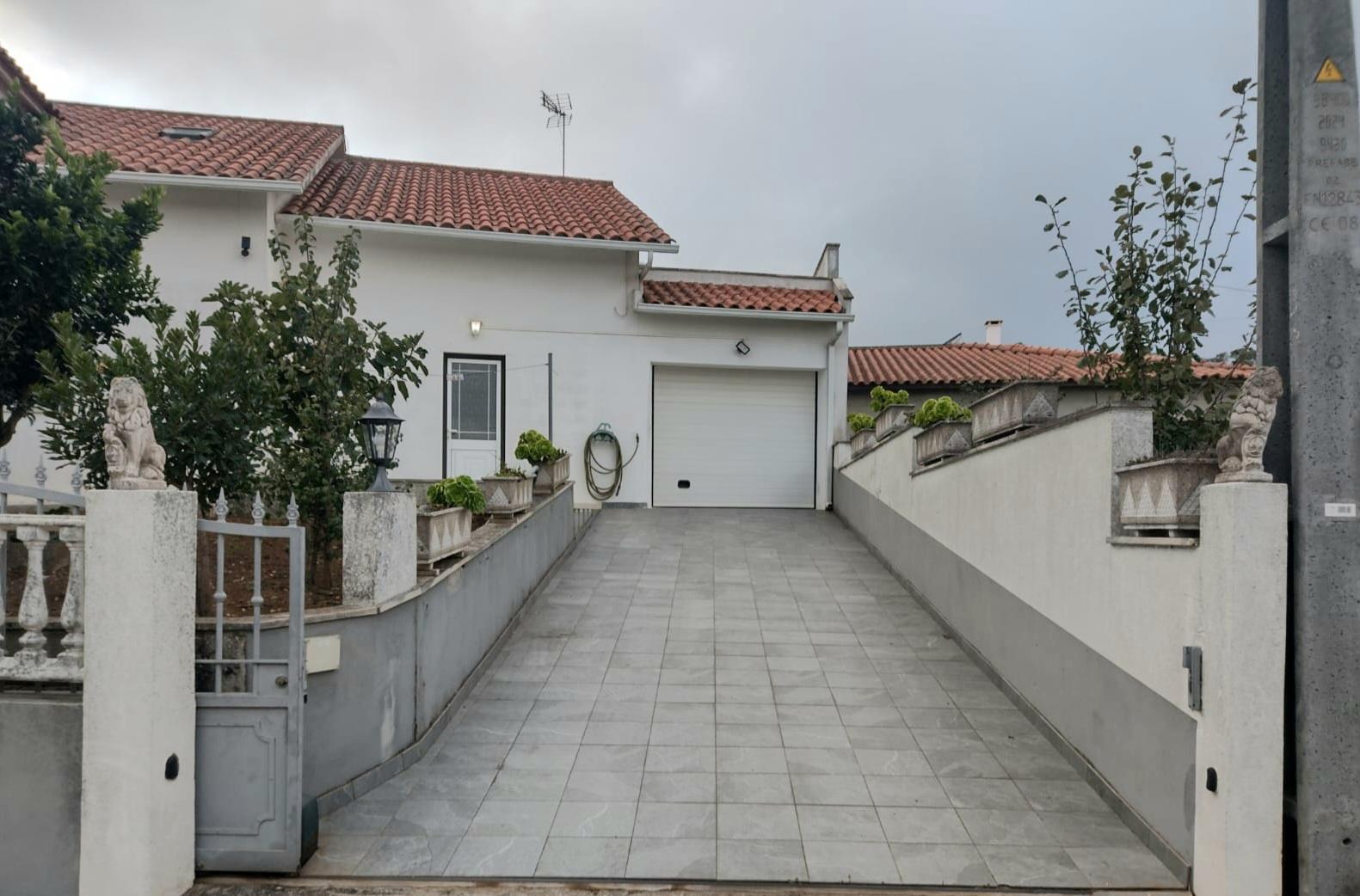 Moradia Bifamiliar com Jardim, logradouro e garagem, Chainça - Leiria