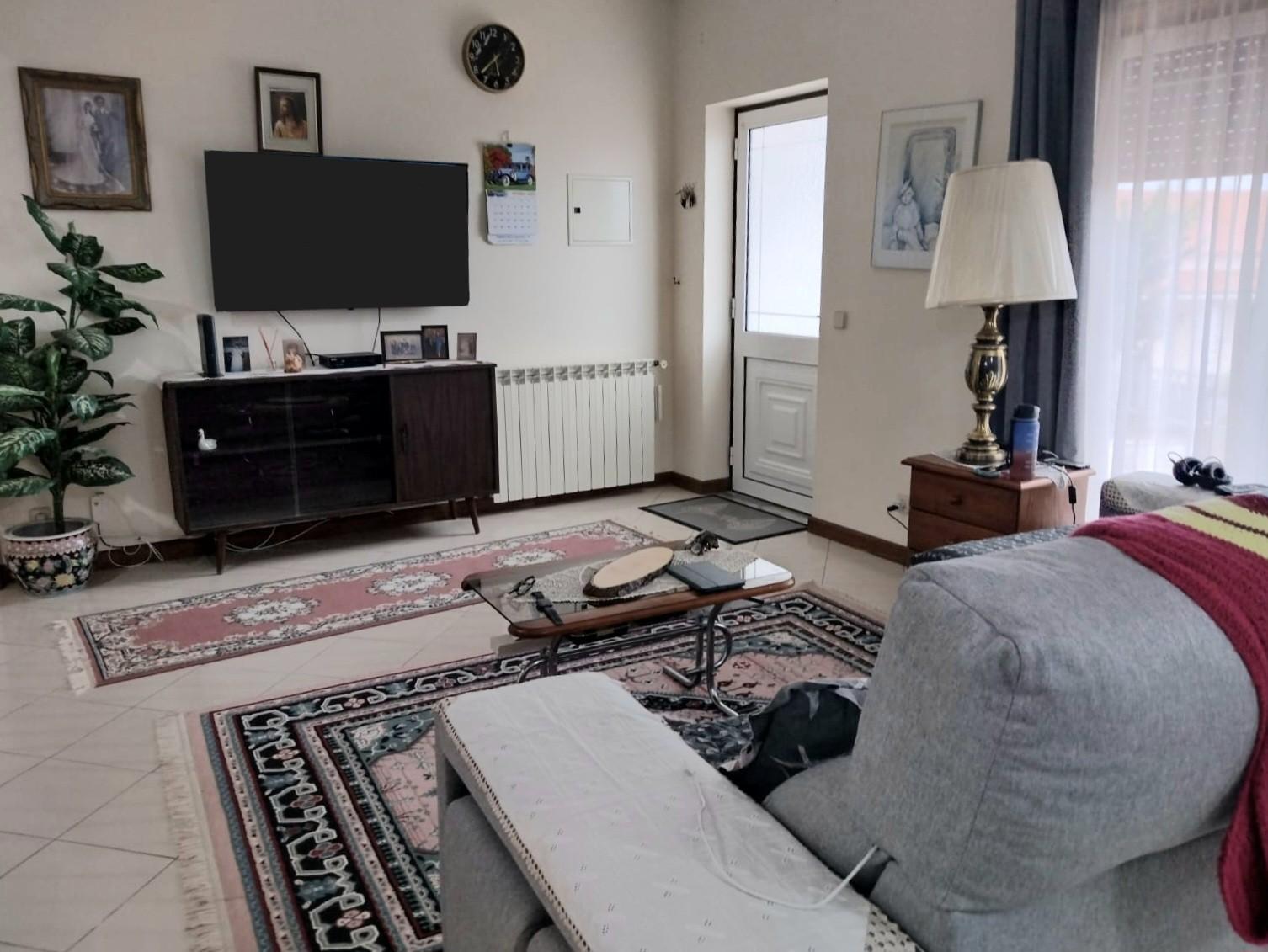 Moradia Bifamiliar com Jardim, logradouro e garagem, Chainça - Leiria
