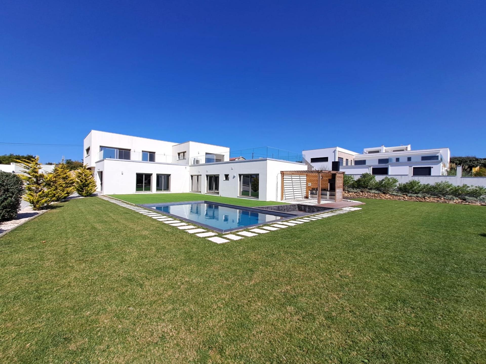 Deslumbrante moradia V4 com requinte e arquitetura única