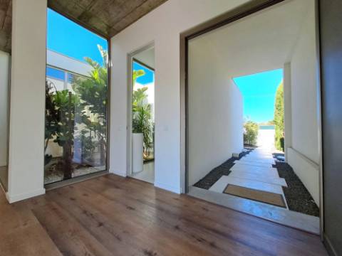 Deslumbrante moradia V4 com requinte e arquitetura única