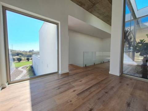 Deslumbrante moradia V4 com requinte e arquitetura única