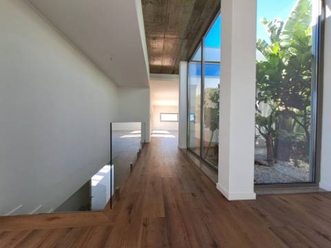 Deslumbrante moradia V4 com requinte e arquitetura única