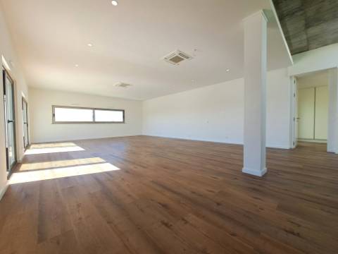 Deslumbrante moradia V4 com requinte e arquitetura única