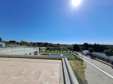 Deslumbrante moradia V4 com requinte e arquitetura única